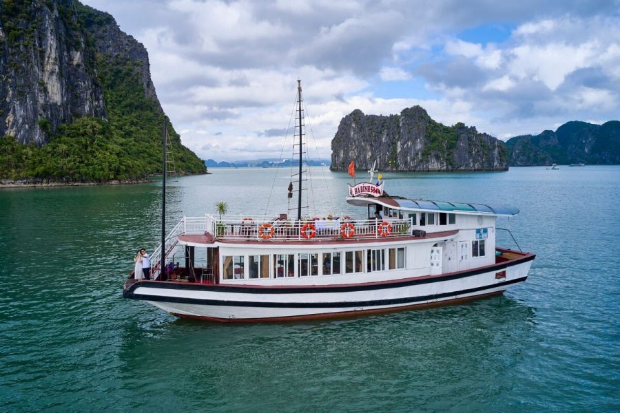 Full Day Boat Tour in Ha Long Bay
