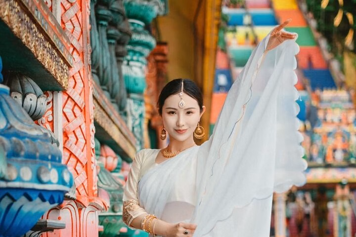 Batu Caves Sari Experience + Batik Workshop – Private Cultural Tour